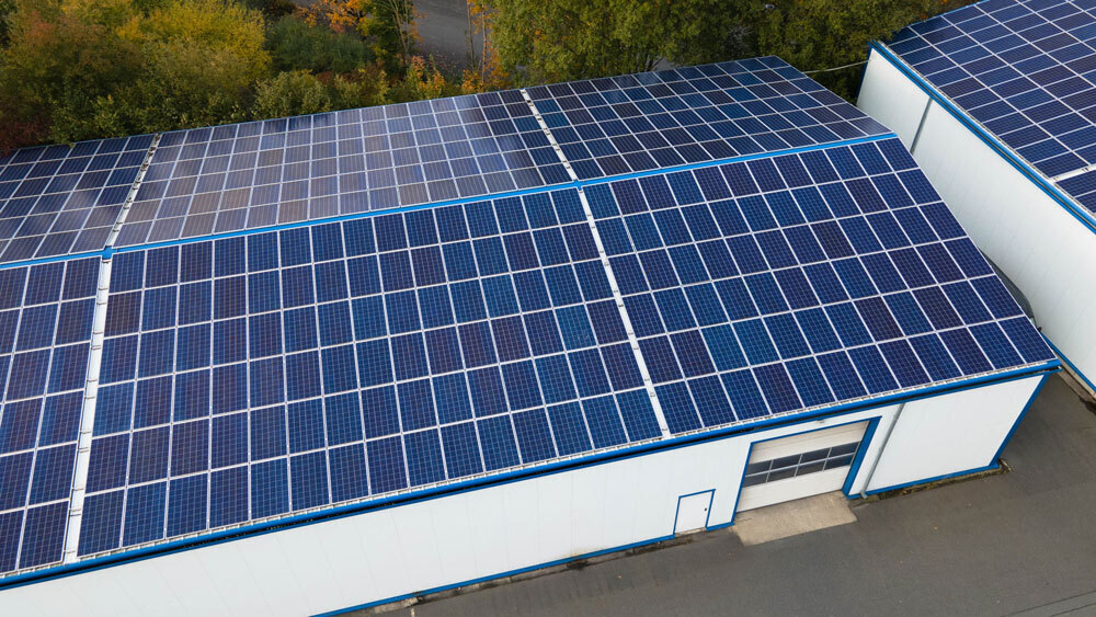 Charpente métallique et panneaux solaires