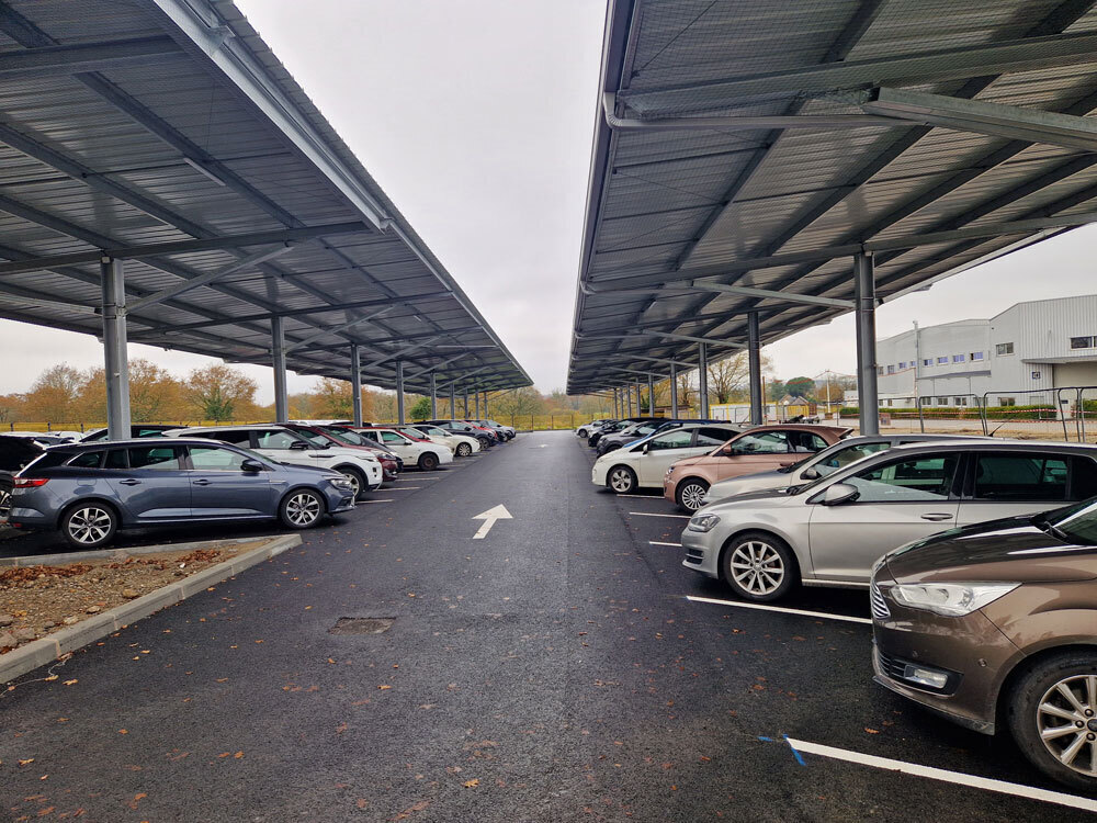 Pose de panneaux solaires sur charpente métallique