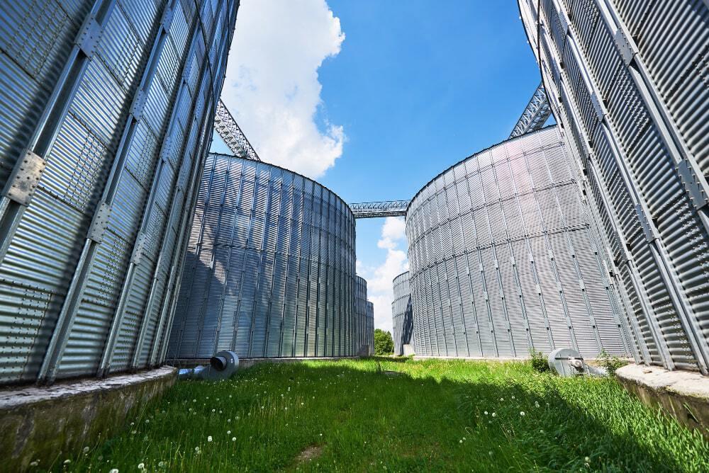 silos-agricoles-exterieur-du-batiment-min