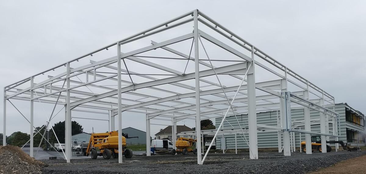 Structure métallique d'une extension de bâtiment à Condé-sur-Vire