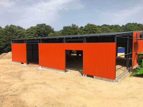 batiment-commerciale-charpente-metallique-morbihan-pose-bardage-orange