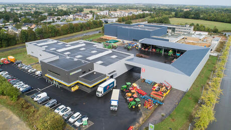 Batiment en charpente métallique matériel agricole - Pacé