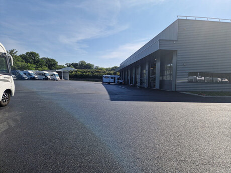 exterieur-batiment-construction-metallique-bonjour-caravaning