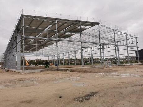 Grand bâtiment de stockage en charpente métallique