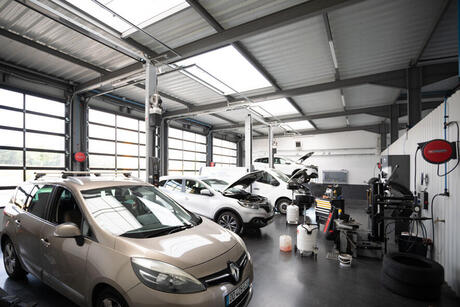 Réalisation d'un garage marque RENAULT, atelier avec système d'éclairage zénithal